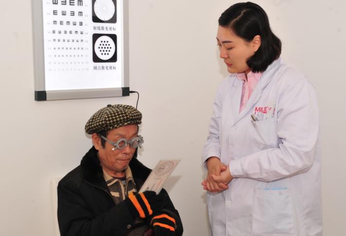 老花鏡多年不換危害大，佩戴前要做專業(yè)檢查