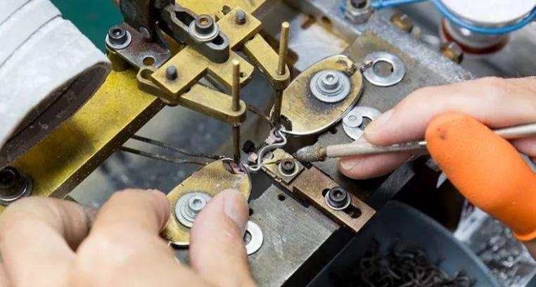 　漸進(jìn)多焦鏡，三個(gè)光區(qū)完美結(jié)合，一鏡解決看遠(yuǎn)看近