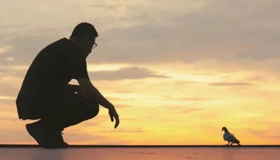 警惕老花眼提前來襲，人到中年換戴多焦鏡，不再為老花眼煩惱