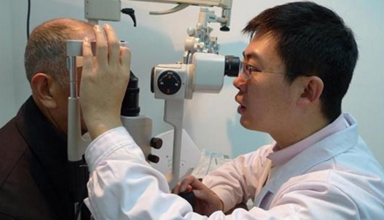 一副遠(yuǎn)近清晰的老花鏡，全天配戴都不用摘的漸進(jìn)多焦鏡