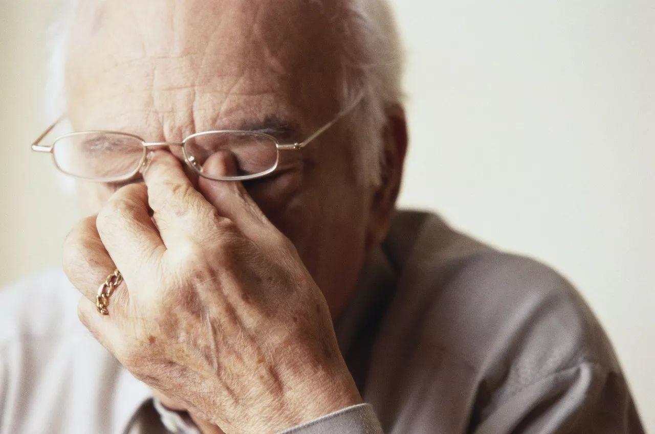 老花眼的癥狀有哪些？這些老花眼誤區(qū)你還在信嗎？