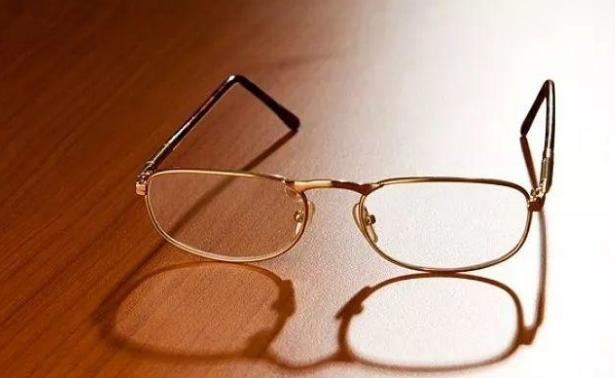 佩戴老花眼鏡，記住這四點(diǎn)，避免對(duì)眼睛造成傷害